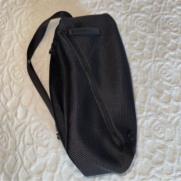 Lululemon Fast Track Convertible Bag Black Mesh - Picture 2 of 14